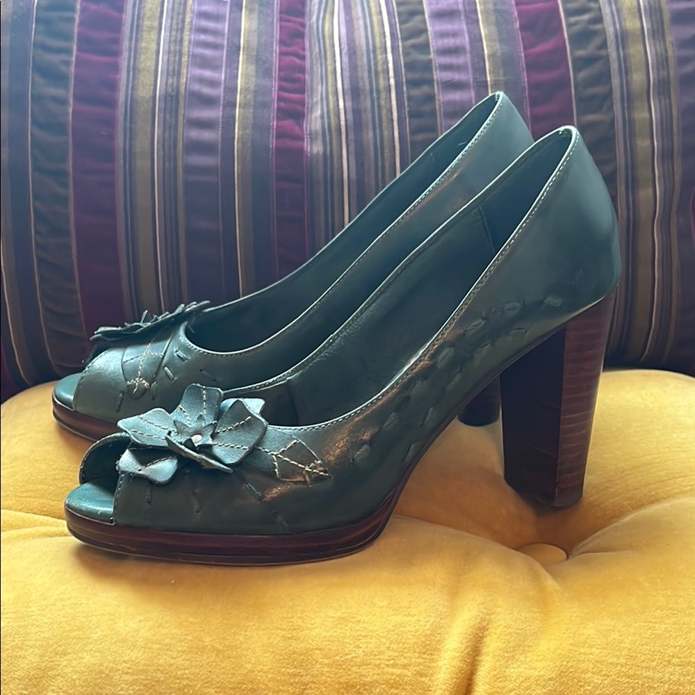 Seychelles Green Chunky Heel Peep-Toe Pumps